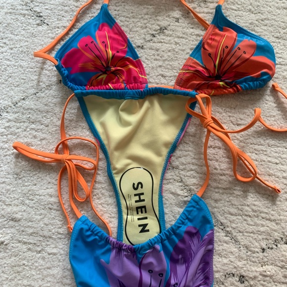 Brand new bikini - Picture 2 of 3